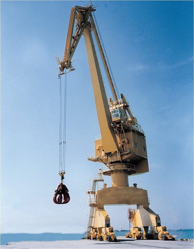 装在沿地面轨道行走的门形底座上的全回转臂架起重机